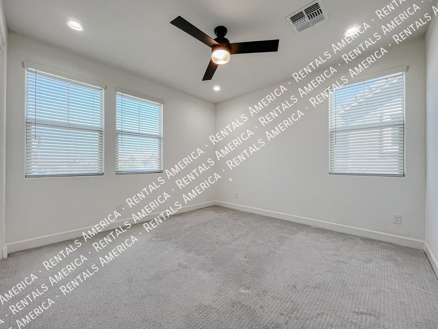Gorgeous Bright & Spacious 4 Bdrm located in the Heart of Chandler! property image