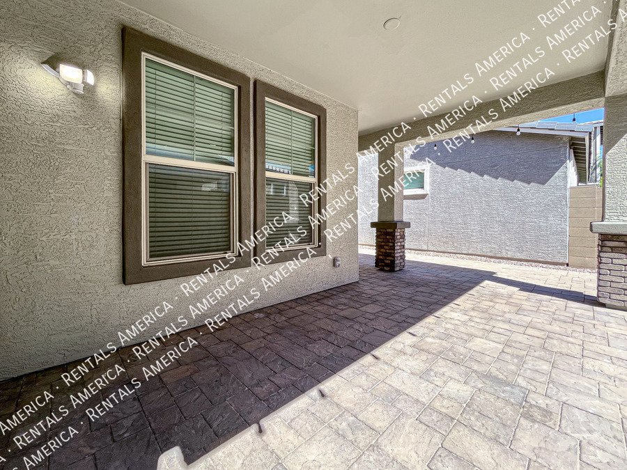 Gorgeous Bright & Spacious 4 Bdrm located in the Heart of Chandler! property image