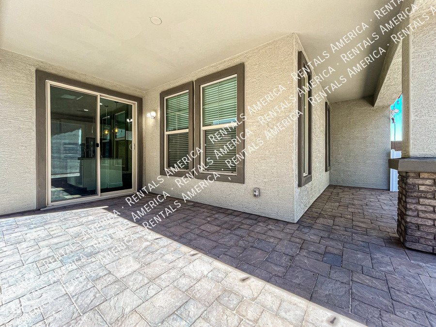 Gorgeous Bright & Spacious 4 Bdrm located in the Heart of Chandler! property image