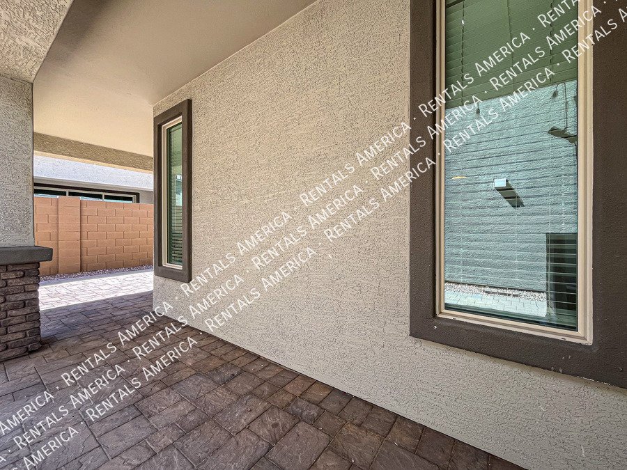 Gorgeous Bright & Spacious 4 Bdrm located in the Heart of Chandler! property image