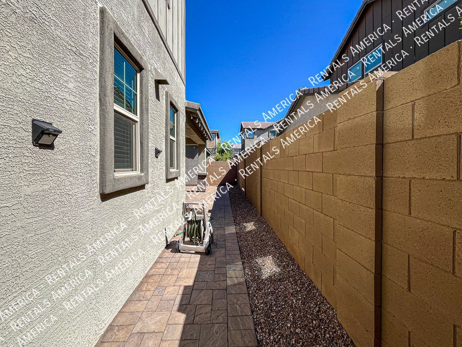Gorgeous Bright & Spacious 4 Bdrm located in the Heart of Chandler! property image