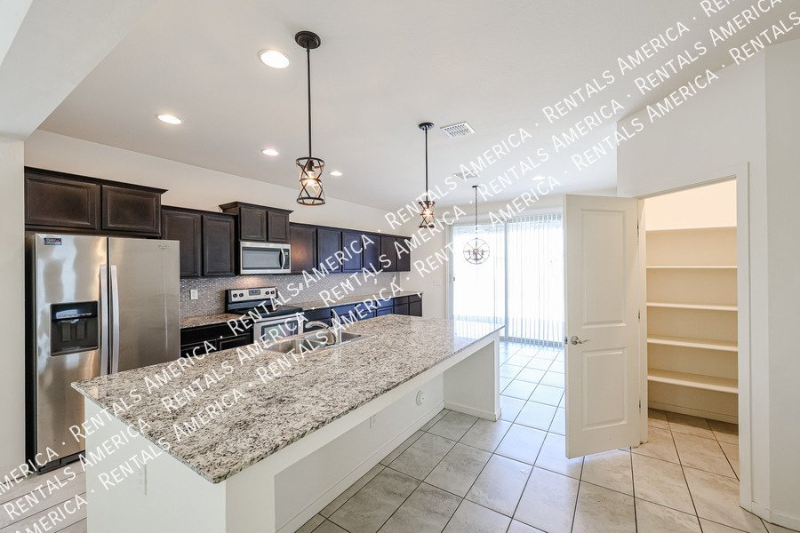 Available! 4 bed 2 bath Single Story in Buckeye property image