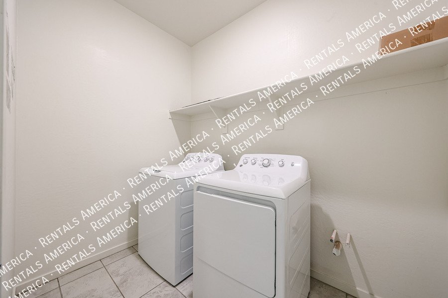 Available! 4 bed 2 bath Single Story in Buckeye property image