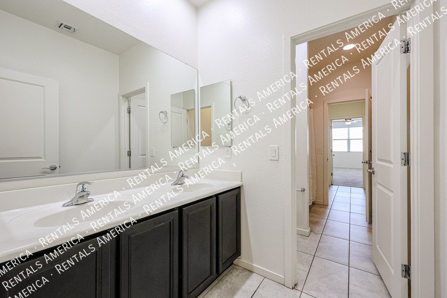 Available! 4 bed 2 bath Single Story in Buckeye property image