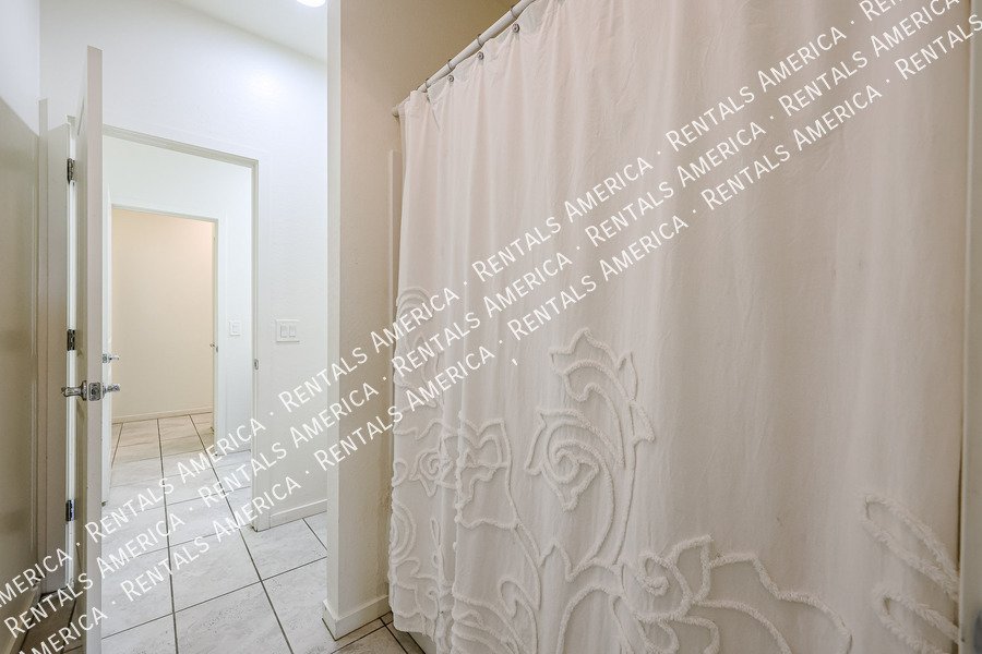 Available! 4 bed 2 bath Single Story in Buckeye property image