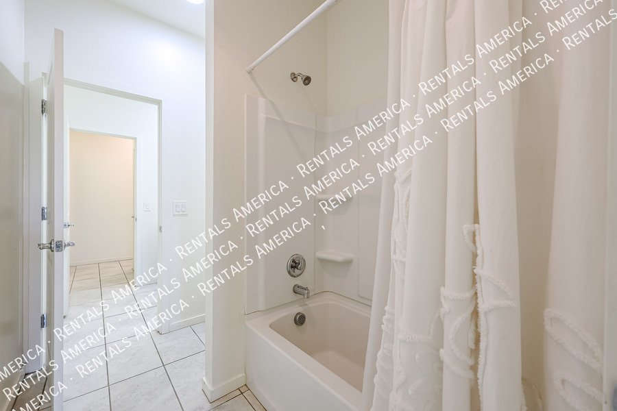 Available! 4 bed 2 bath Single Story in Buckeye property image