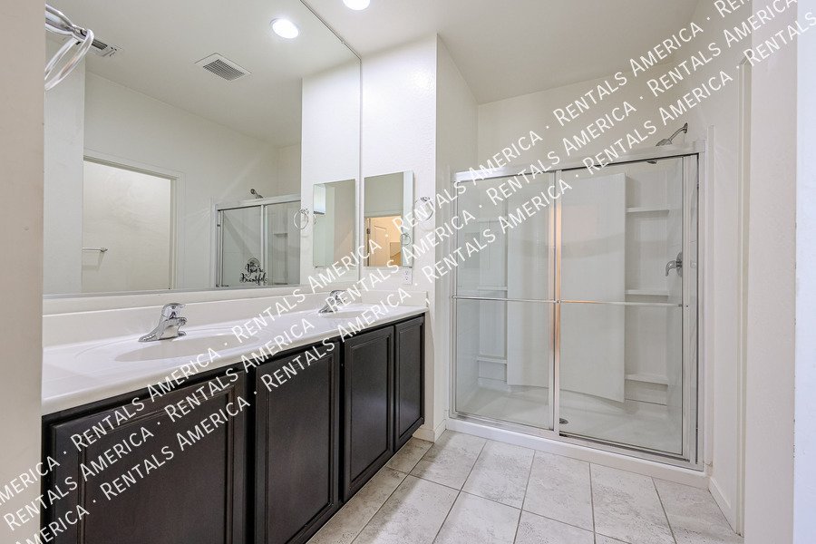 Available! 4 bed 2 bath Single Story in Buckeye property image