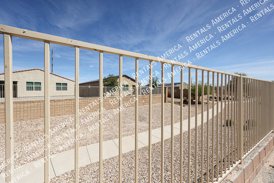 Available! 4 bed 2 bath Single Story in Buckeye property image