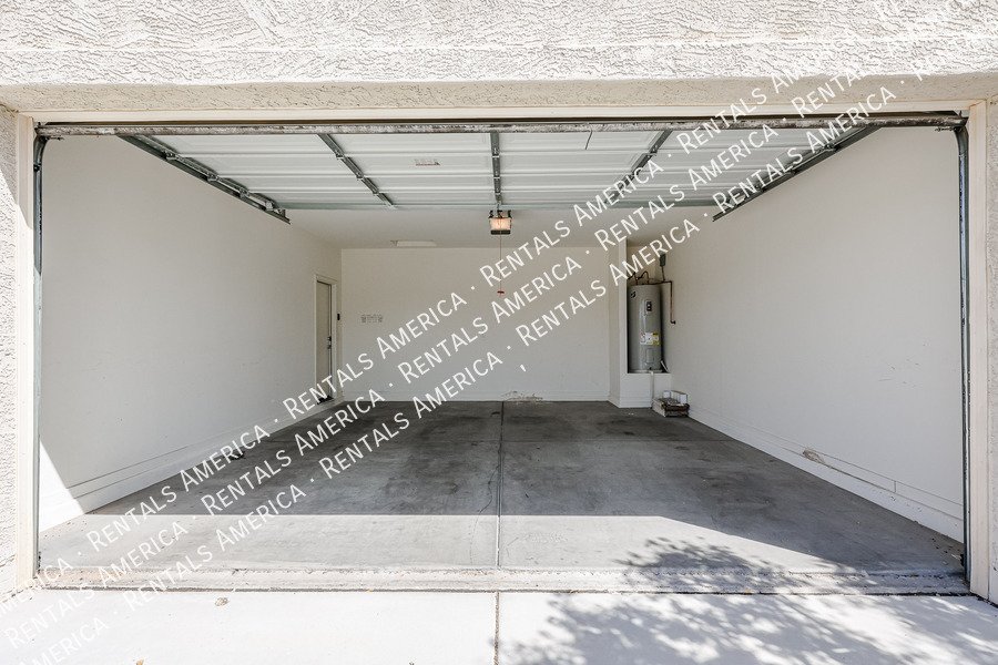 Available! 4 bed 2 bath Single Story in Buckeye property image