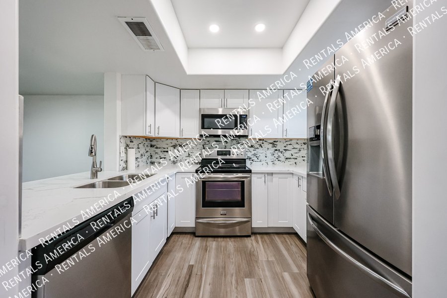 Must See! 2 bedroom 1.5 bath condo Availalbe! property image