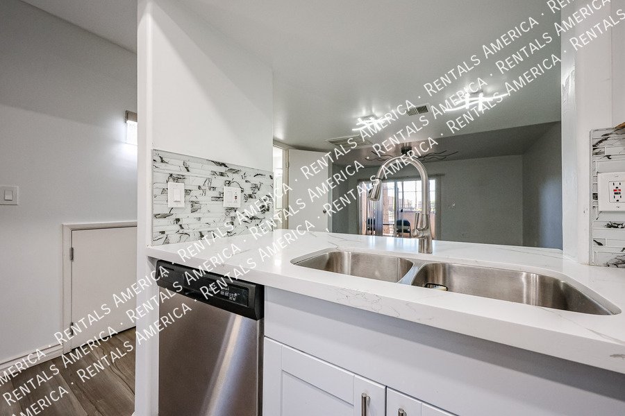 Must See! 2 bedroom 1.5 bath condo Availalbe! property image