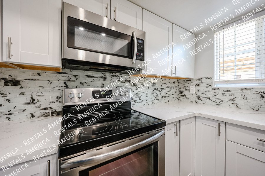 Must See! 2 bedroom 1.5 bath condo Availalbe! property image