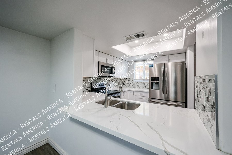 Must See! 2 bedroom 1.5 bath condo Availalbe! property image