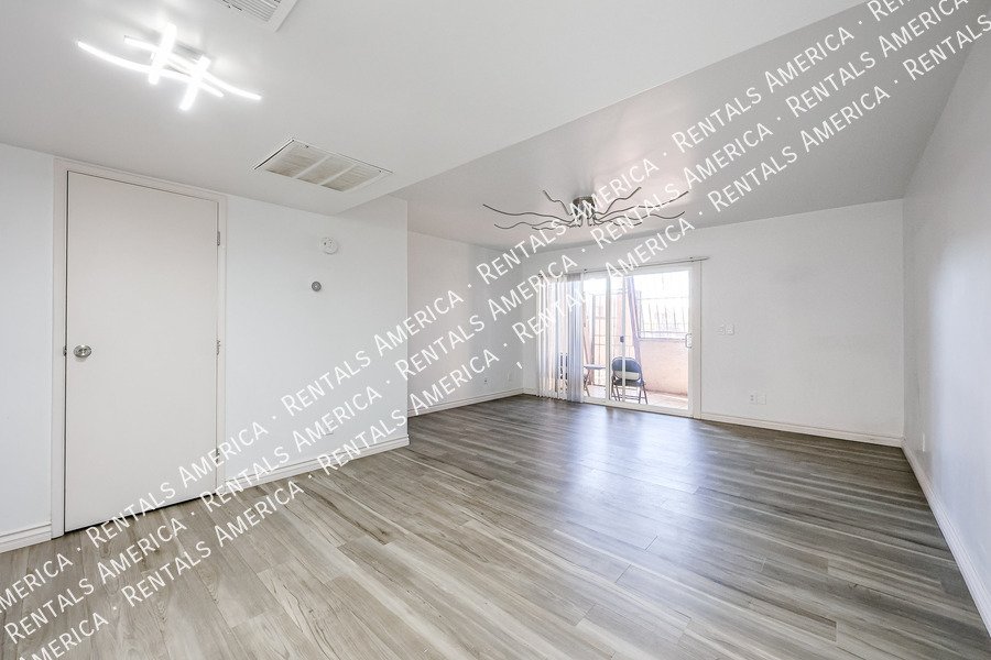 Must See! 2 bedroom 1.5 bath condo Availalbe! property image