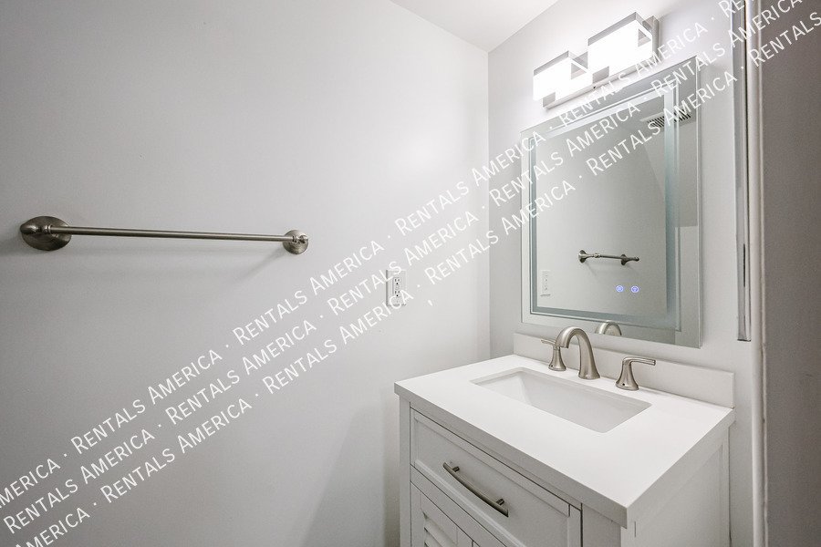 Must See! 2 bedroom 1.5 bath condo Availalbe! property image