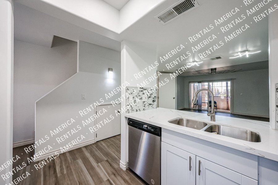 Must See! 2 bedroom 1.5 bath condo Availalbe! property image