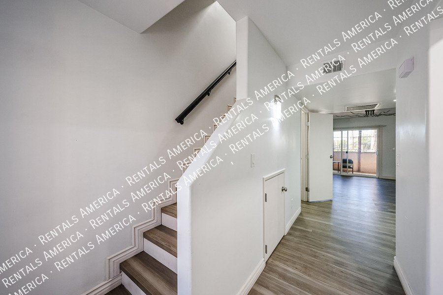 Must See! 2 bedroom 1.5 bath condo Availalbe! property image