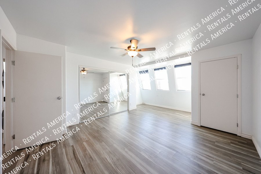 Must See! 2 bedroom 1.5 bath condo Availalbe! property image