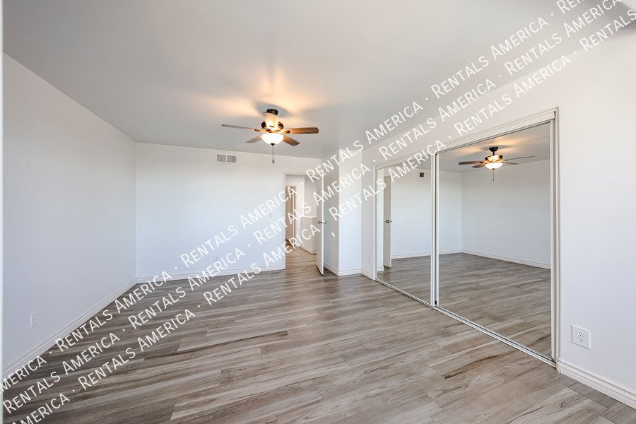 Must See! 2 bedroom 1.5 bath condo Availalbe! property image