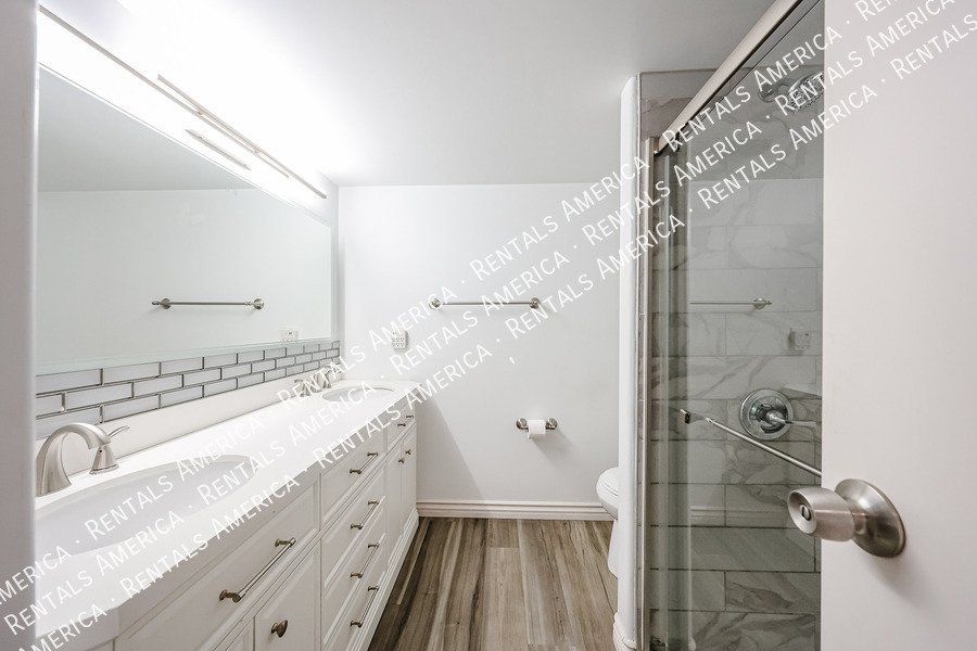 Must See! 2 bedroom 1.5 bath condo Availalbe! property image