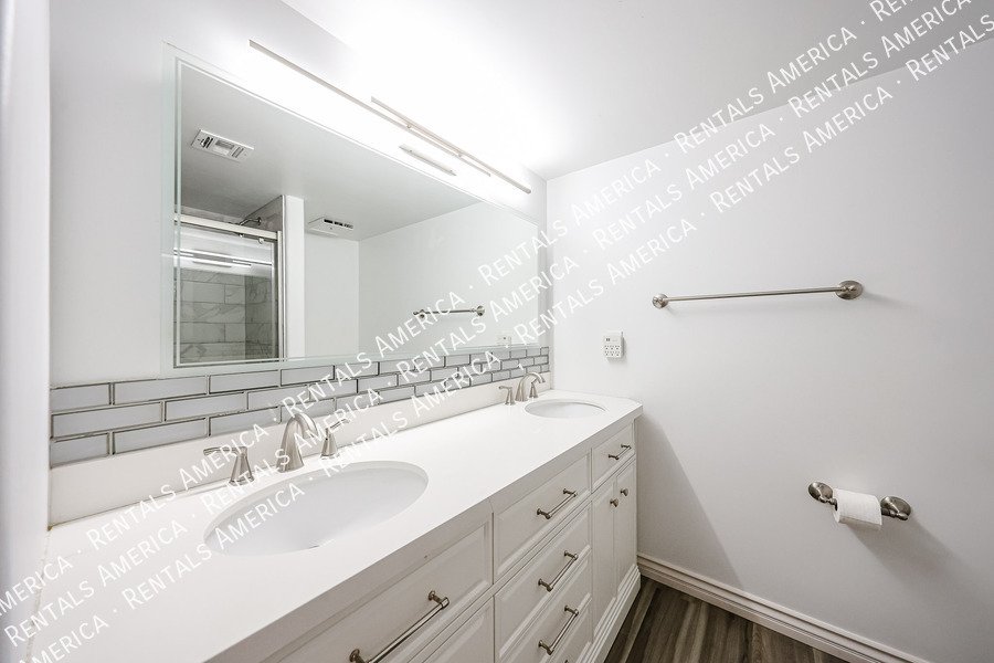 Must See! 2 bedroom 1.5 bath condo Availalbe! property image