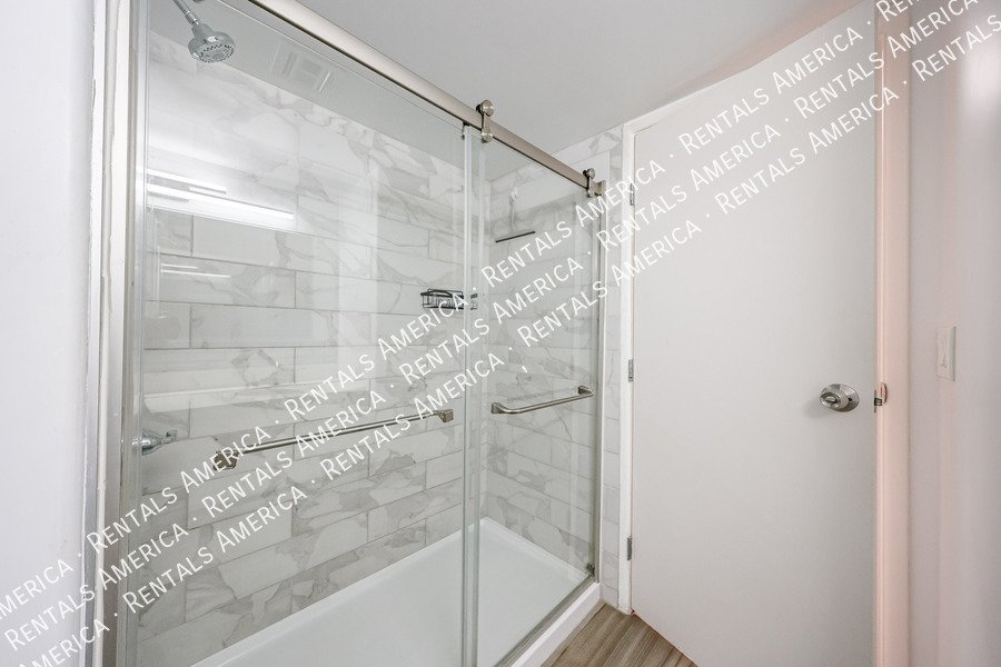 Must See! 2 bedroom 1.5 bath condo Availalbe! property image