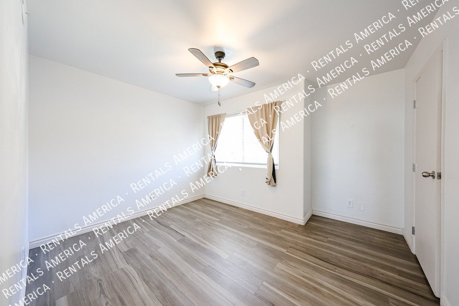 Must See! 2 bedroom 1.5 bath condo Availalbe! property image