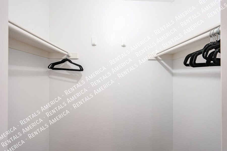 Must See! 2 bedroom 1.5 bath condo Availalbe! property image