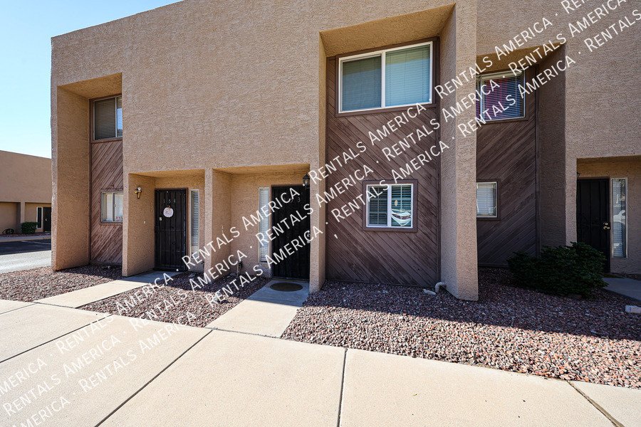 Must See! 2 bedroom 1.5 bath condo Availalbe! property image
