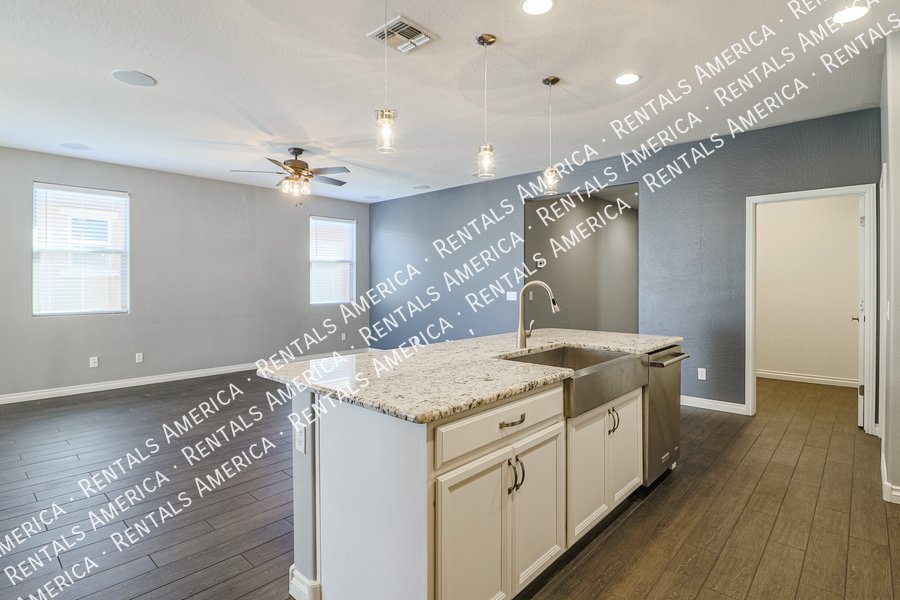 Gorgeous 3 bedroom + Den home in Mesa property image