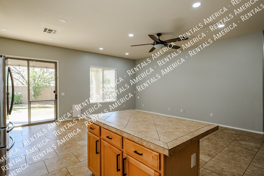 Beautiful 3 bdrm + Den home in Augusta Ranch property image