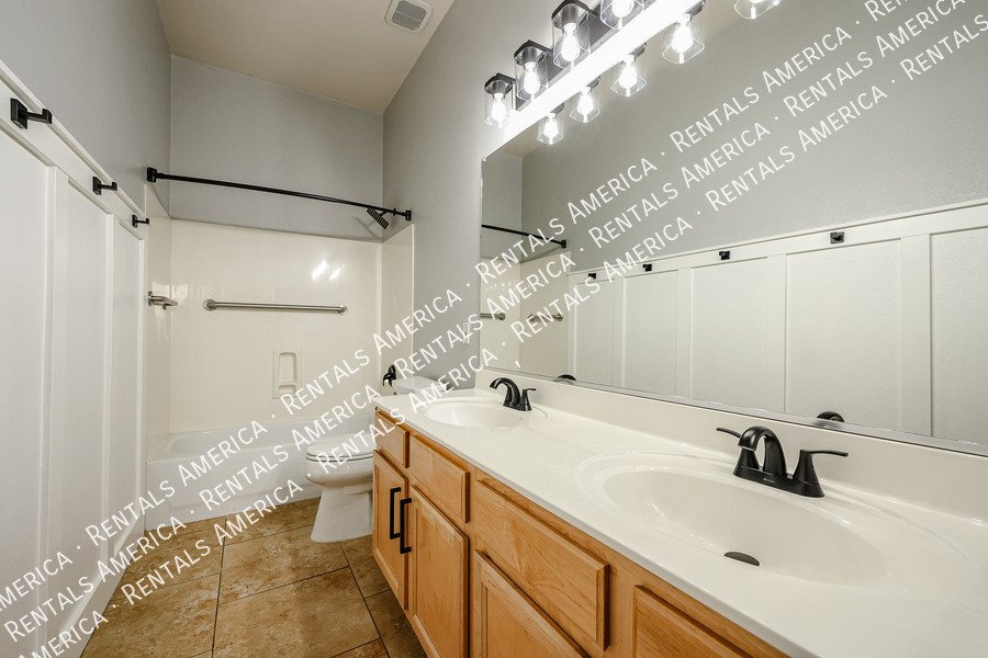 Beautiful 3 bdrm + Den home in Augusta Ranch property image