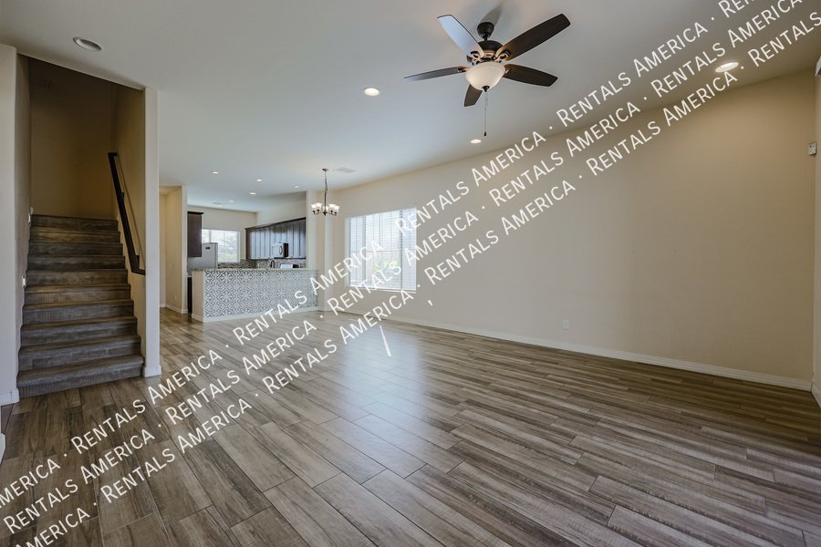 MOVE IN SPECIAL!!!!! Spacious 6 bedroon 3.5 ba home in Phoenix property image