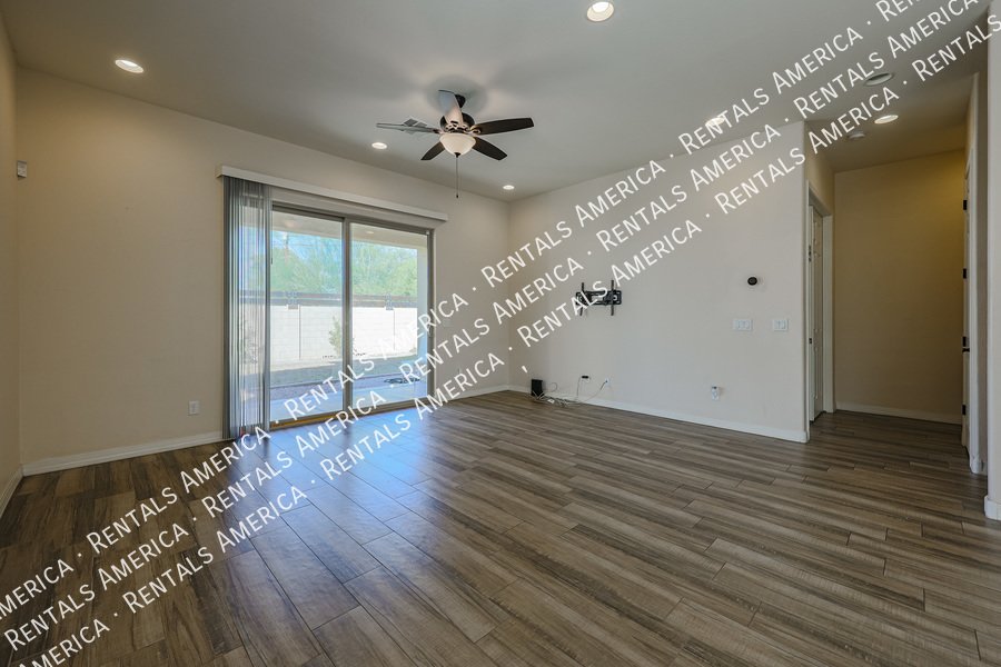 MOVE IN SPECIAL!!!!! Spacious 6 bedroon 3.5 ba home in Phoenix property image