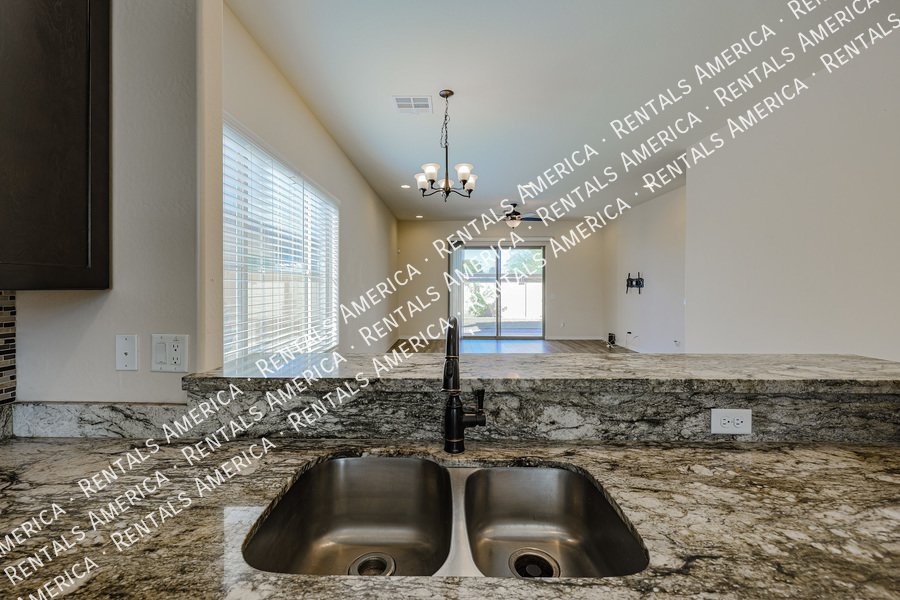 MOVE IN SPECIAL!!!!! Spacious 6 bedroon 3.5 ba home in Phoenix property image