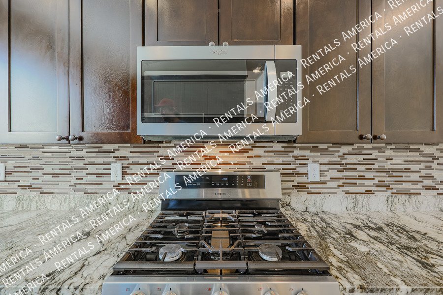 MOVE IN SPECIAL!!!!! Spacious 6 bedroon 3.5 ba home in Phoenix property image