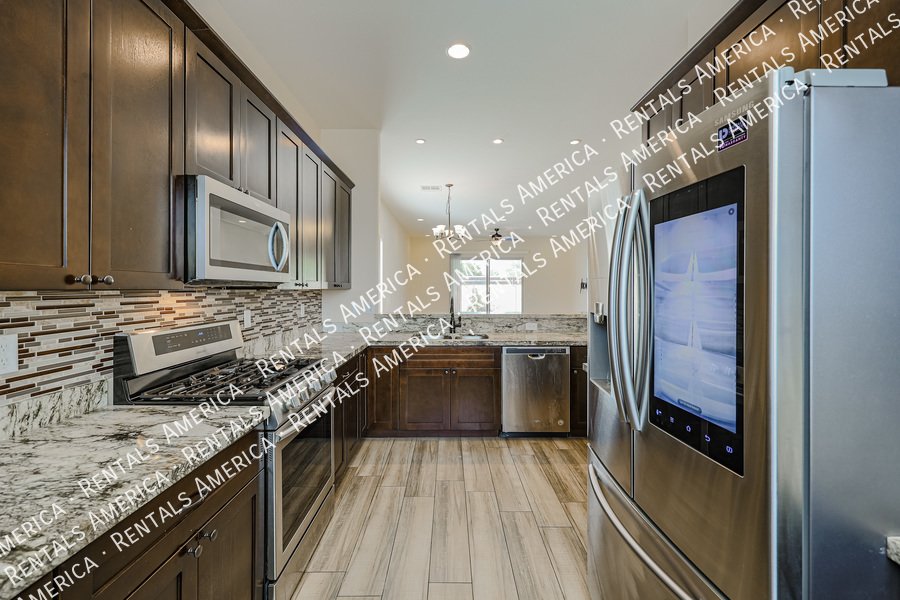 MOVE IN SPECIAL!!!!! Spacious 6 bedroon 3.5 ba home in Phoenix property image