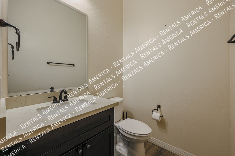 MOVE IN SPECIAL!!!!! Spacious 6 bedroon 3.5 ba home in Phoenix property image