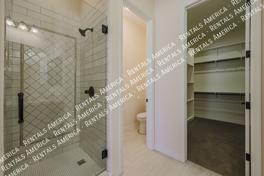 MOVE IN SPECIAL!!!!! Spacious 6 bedroon 3.5 ba home in Phoenix property image