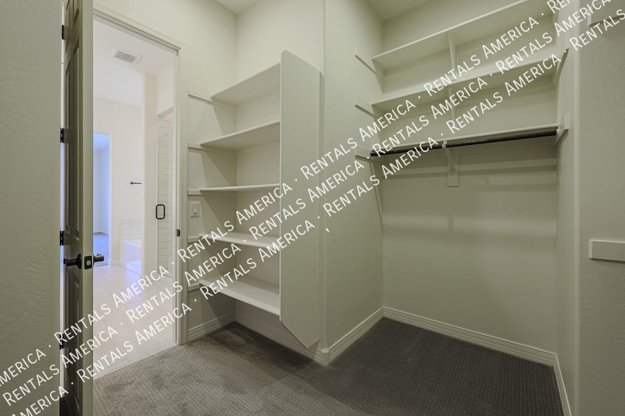 MOVE IN SPECIAL!!!!! Spacious 6 bedroon 3.5 ba home in Phoenix property image