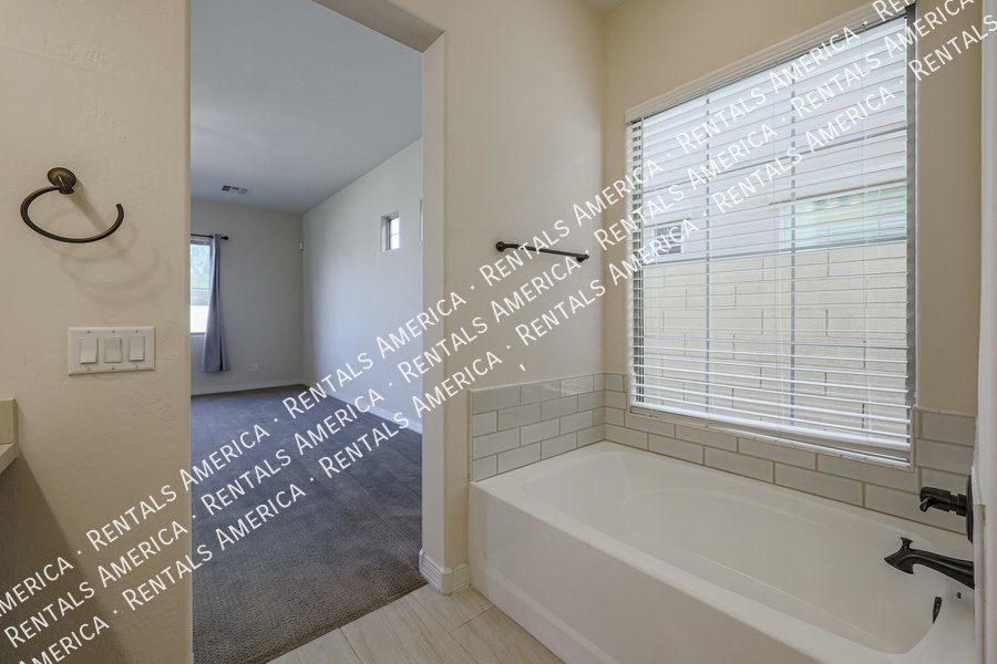 MOVE IN SPECIAL!!!!! Spacious 6 bedroon 3.5 ba home in Phoenix property image