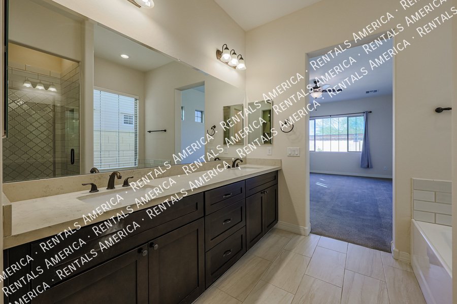 MOVE IN SPECIAL!!!!! Spacious 6 bedroon 3.5 ba home in Phoenix property image