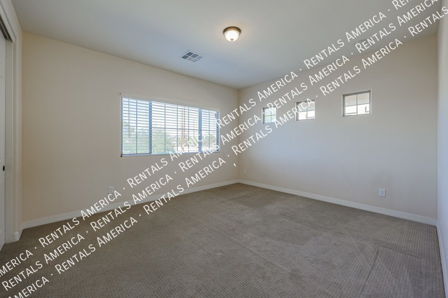 MOVE IN SPECIAL!!!!! Spacious 6 bedroon 3.5 ba home in Phoenix property image