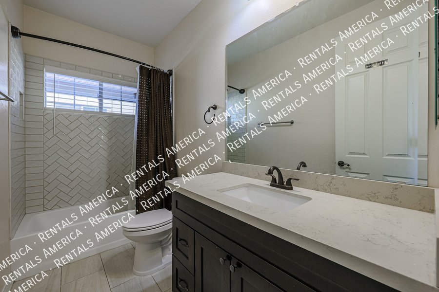 MOVE IN SPECIAL!!!!! Spacious 6 bedroon 3.5 ba home in Phoenix property image