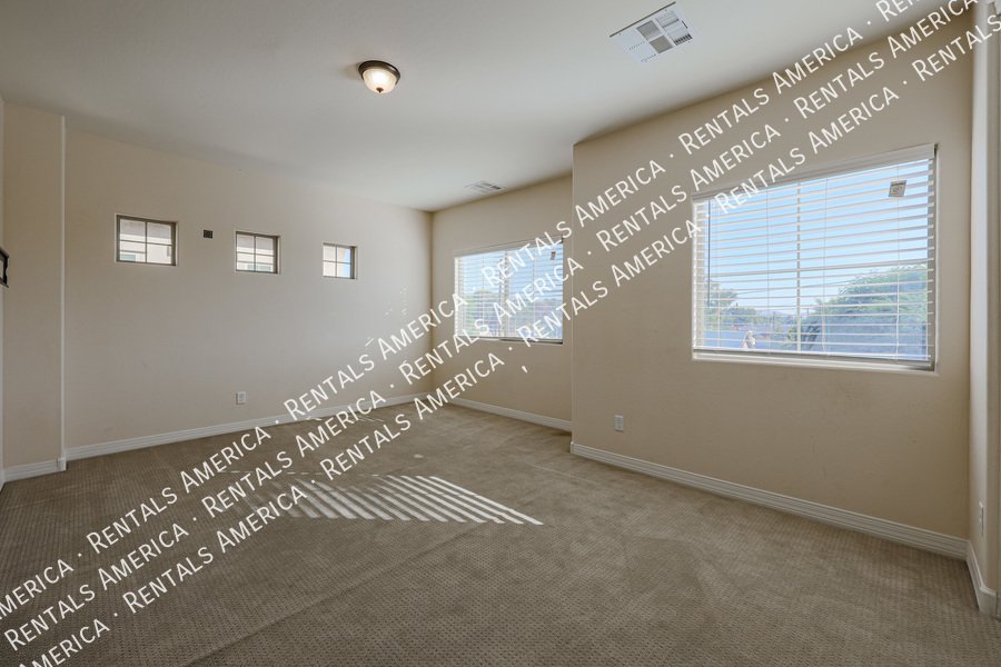 MOVE IN SPECIAL!!!!! Spacious 6 bedroon 3.5 ba home in Phoenix property image