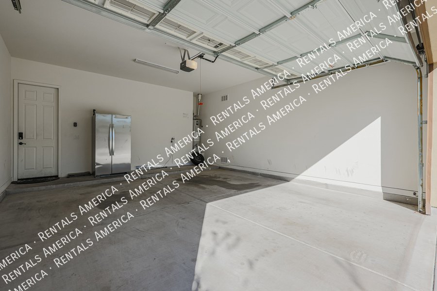 MOVE IN SPECIAL!!!!! Spacious 6 bedroon 3.5 ba home in Phoenix property image