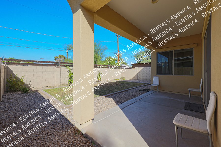 MOVE IN SPECIAL!!!!! Spacious 6 bedroon 3.5 ba home in Phoenix property image