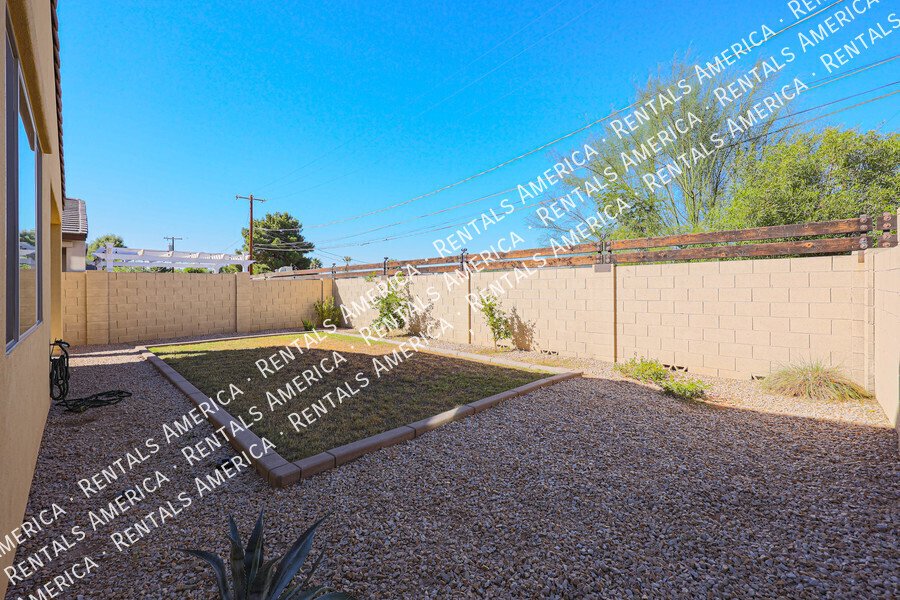 MOVE IN SPECIAL!!!!! Spacious 6 bedroon 3.5 ba home in Phoenix property image
