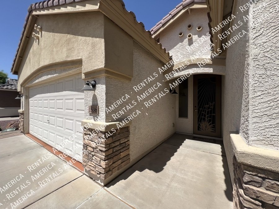 4 Bed 2 Bath Solar Panel Beautiful Single level Home property image