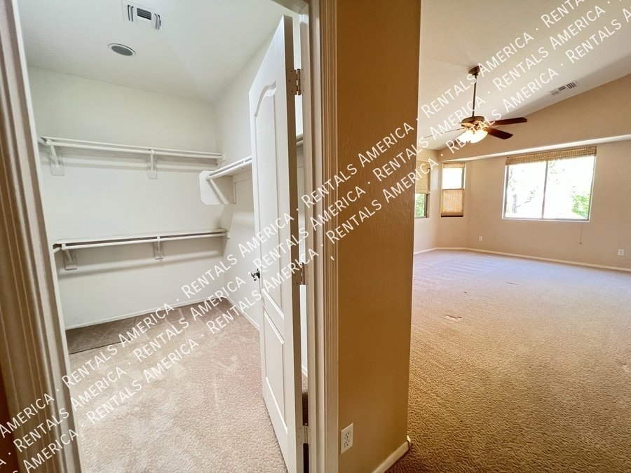 4 Bed 2 Bath Solar Panel Beautiful Single level Home property image